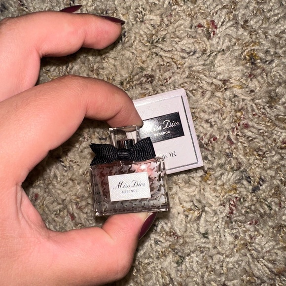 Dior essence 🎀 dusty sample mini 🩷🤍 - Picture 1 of 5